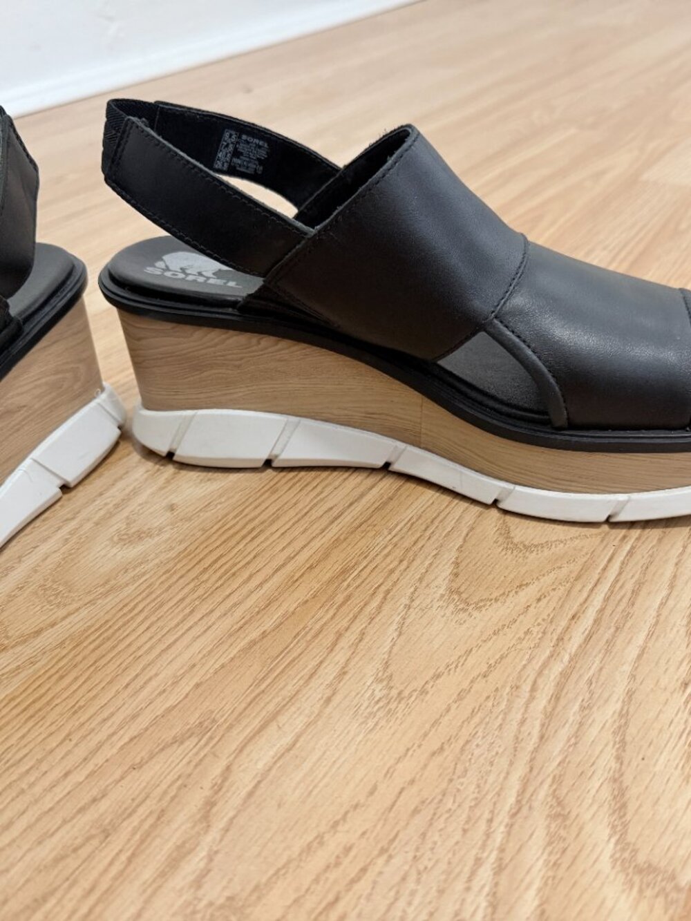 Sorel platform sandals in black, size 9.5 - Picture 3 of 8